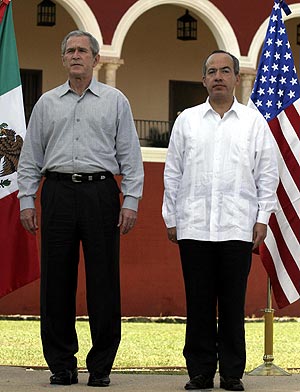 George W. Bush y Felipe Caldern, durante su encuentro en las afueras de Mrida. (Foto: EFE)
