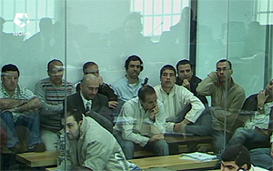 Imagen del los procesados en el habitculo blindado. (Foto: LaOtra)