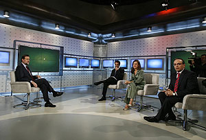 Rajoy (izda.), en el plat de televisin antes de empezar la entrevista. (Foto: Antena 3)