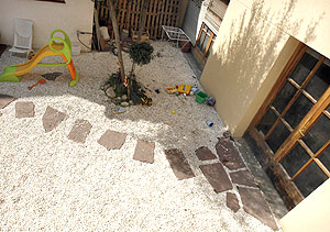 Vista del patio donde se lanzó con intención de suicidarse María Josefa C.F. (Foto: EFE)