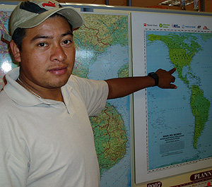 Nicols Jimnez seala en un mapa dnde est su comunidad. (Foto: M.A.)