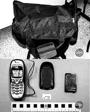 Foto de la mochila, el teléfono y la batería llevados a la Comisaría de Vallecas. (Foto: ABC)