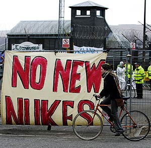 Protesta contra las armas nucleares en una base naval en Escocia. (Foto: AP)