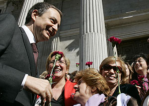 Zapatero regala claveles a un grupo de mujeres ante el Congreso. (Foto: EFE)