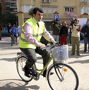 El alcalde de la localidad monta en una de las bicicletas del servicio. (Consejera de Medio Ambiente)