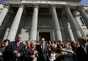 Rodríguez Zapatero (centro) y el ministro Caldera, frente al Congreso. (Foto: EFE)