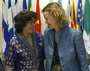 La secretaria de Cooperacin Internacional y la directora del UNIFEM, tras la firma. (EFE)