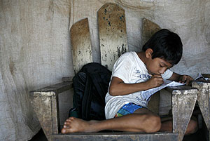 Un nio hace sus deberes en la poblacin de Chiquimulilla, Guatemala. (Foto: REUTERS)