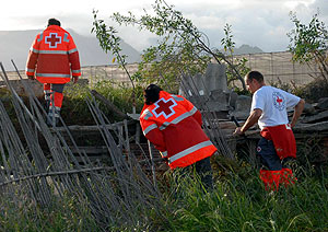 Varios miembros del equipo de emergencia trabajan en la bsqueda de Yeremi. (Foto: EFE)