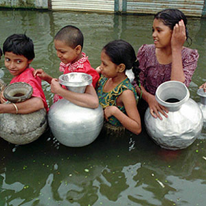 Nios de Bangladesh hacen cola para conseguir agua potable. (Foto: AP)