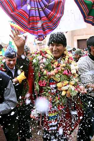 Evo Morales se da un bao de masas en Pocoata. (Foto: AP)