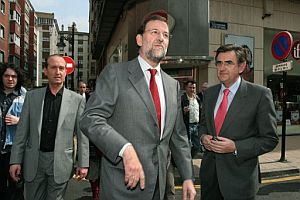 Mariano Rajoy, de visita en la localidad navarra de mieres. (Foto: EFE)