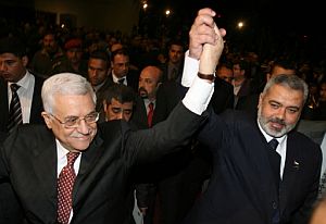 Abu Mazen y Haniyah levantan los brazos en el Parlamento palestino. (Foto: AFP)