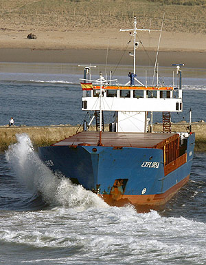 El carguero 'Explorer' en la ra de Suances. (Foto: EFE)