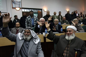 Parlamentarios palestinos sonríen durante la votación. (Foto: AFP)