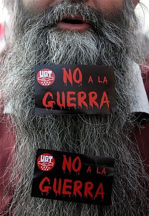 Uno de los manifestantes en la marcha de Madrid. (Foto: EFE)