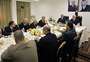 Haniya y Abu Mazen presiden la reunión del nuevo Ejecutivo. (Foto: AP)