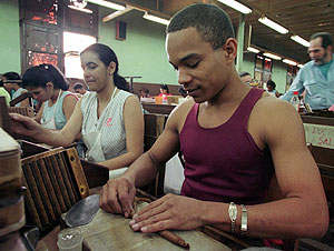 Fbrica de puros en la Habana Vieja. (Foto: AP)
