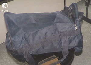 La mochila llevada a la comisara de Vallecas. (Foto: LaOtra)