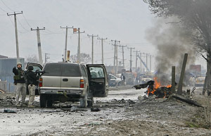 Daños causados por el atentado en la carretera de Kabul a Jalalabad. (Foto: REUTERS)