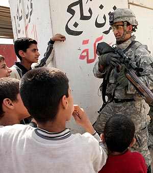 Un soldado estadounidense habla con nios iraques en un barrio de Bagdad. (Foto: AFP)