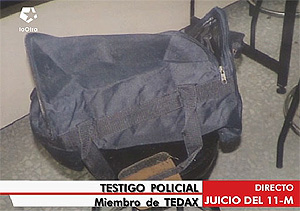 La mochila llevada a la comisara de Vallecas. (Foto: LaOtra)
