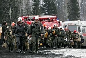 Miembros de los equipos de rescate llegan a la explotación minera. (Foto: AFP)