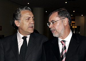 Bermejo (dcha.) junto a Lpez Garrido en la reunin del grupo parlamentario socialista en el Congreso. (Foto: EFE)