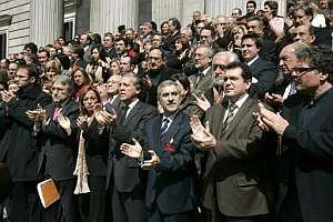 Los diputados aplauden tras los cinco minutos de silencio. (Foto: EFE)