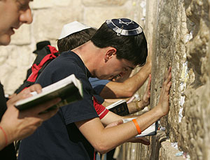 Jóvenes judíos rezan en el Muro de las Lamentaciones. (Foto: Patrick Baz - AFP)