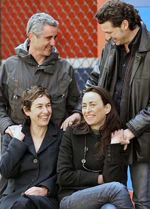 Julio Medem (dcha.), Lola Barrera (i, sentada) e Iaki Peafiel, y Ione Hernndez. (Foto: EFE)