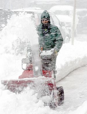 Un operario de Reinosa (Cantabria) despeja la nieve de las calles. (Foto: EFE)