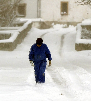 Un hombre camina sobre la nieve en un pueblo de Castilla y Len. (Foto: EFE)