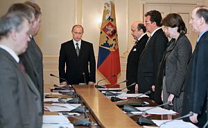 Vladimir Putin y miembros de su Gobierno guardan unos minutos de silencio por las víctimas. (Foto: AFP)