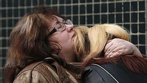 Dos mujeres lloran la muerte de un familiar en la mina siberiana de Ulyanovskaya. (Foto: AP)
