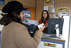 Una mujer enva un giro de dinero a su pas de origen. (Foto: Iaki Andrs)