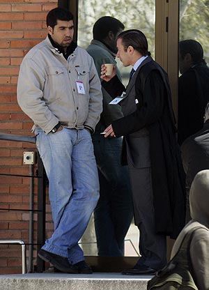 El procesado en libertad Saed el Harrak, con su abogado, en un receso. (Foto: Antonio Heredia)
