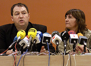 Rueda de prensa de Pernando Barrena y Marije Fullaondo en San Sebastin. (Foto: EFE)