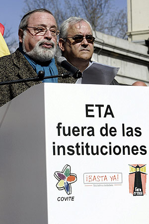 Fernando Savater lee el manifiesto durante el acto convocado por el Foro Ermua. (Foto: EFE)