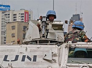 Fuerzas de la ONU patrullan las calles de Kinshasa. (Foto: AP)