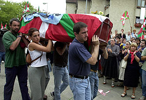 Otegi lleva el fretro de Olaia Castresana durante el entierro en 2001. (Foto: EFE)