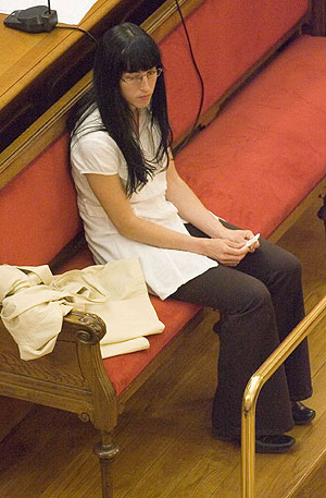 La joven absuelta durante el juicio. (Foto: EFE)
