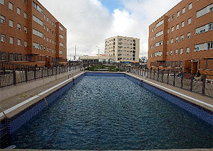 Imagen de la piscina del bloque de viviendas. (Julio Palomar)