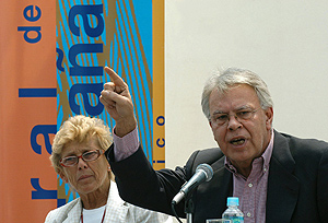 Felipe González y la embajadora de España, en su intervención en México. (Foto: EFE)