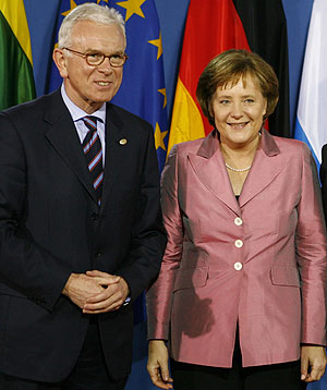 Angela Merkel, junto al presidente del PE, Hans-Gert Pttering. (Foto: REUTERS)