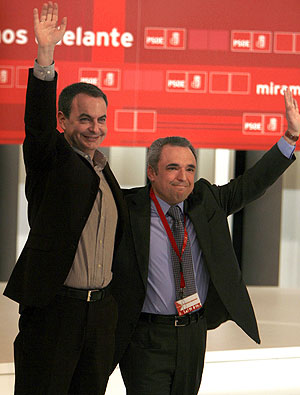 Zapatero, junto al secretario de los socialistas de Madrid, Rafael Simancas. (Foto: EFE)