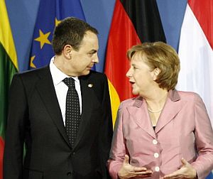 Zapatero charla con Angela Merkel durante la cumbre europea de Berln. (Foto: AFP)