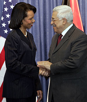 Rice y Abu Mazen se saludan durante su rueda de prensa en Ramala. (Foto: AP)