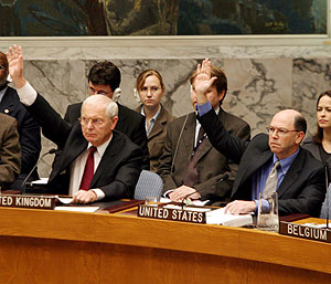 Los embajadores de Reino Unido y EEUU en la ONU votan la resolucin. (Foto: EFE)