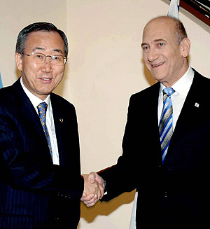 Ban Ki-moon junto a Ehud Olmert. (Foto: REUTERS)